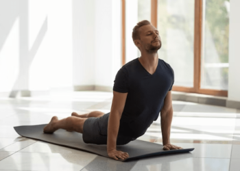 dia-nacional-do-homem:-como-o-yoga-ajuda-a-fortalecer-a-saude-masculina?